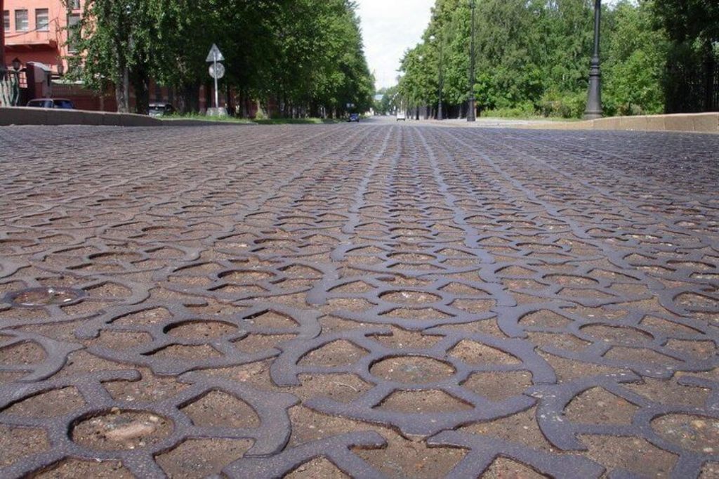 Чугунная мостовая расположена в центральной части города Кронштадт, входящего в состав Санкт-Петербурга