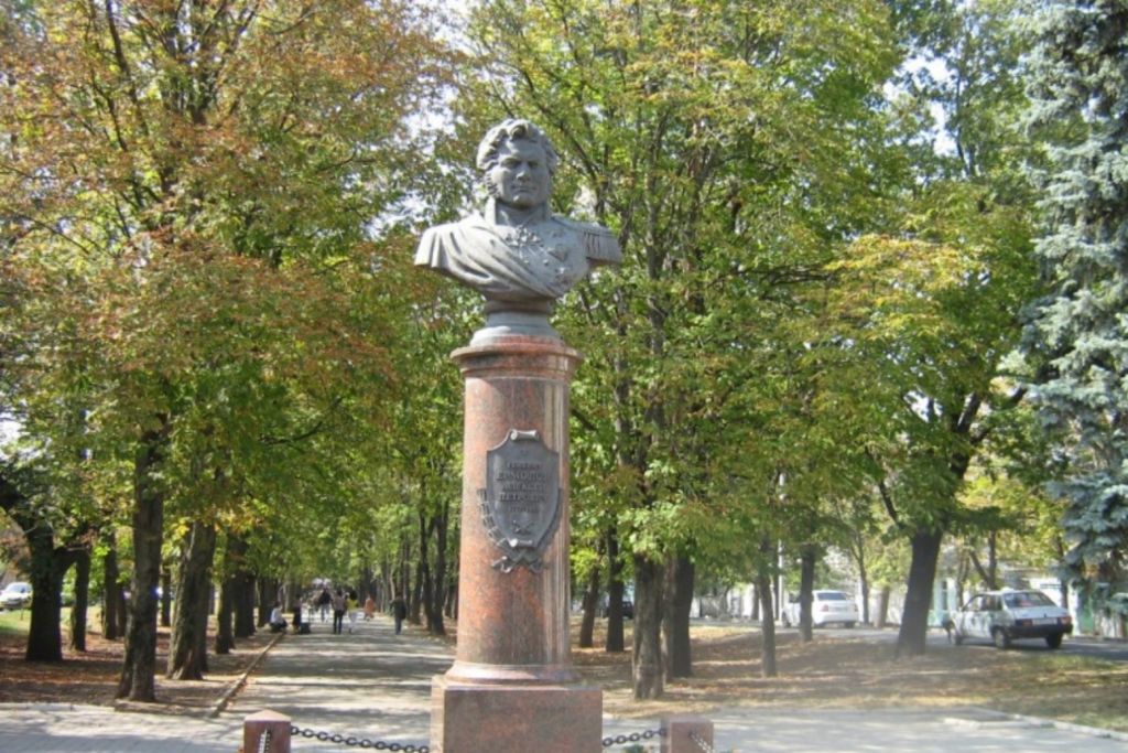 Памятник Ермолову