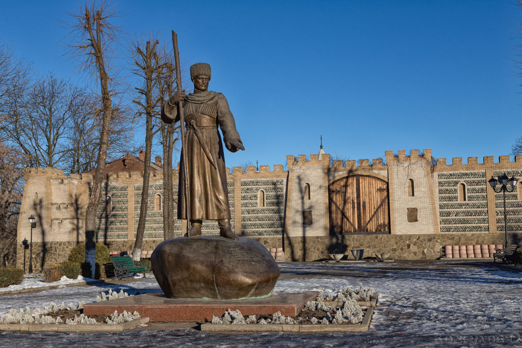 Памятник Дзаугу Бугулову