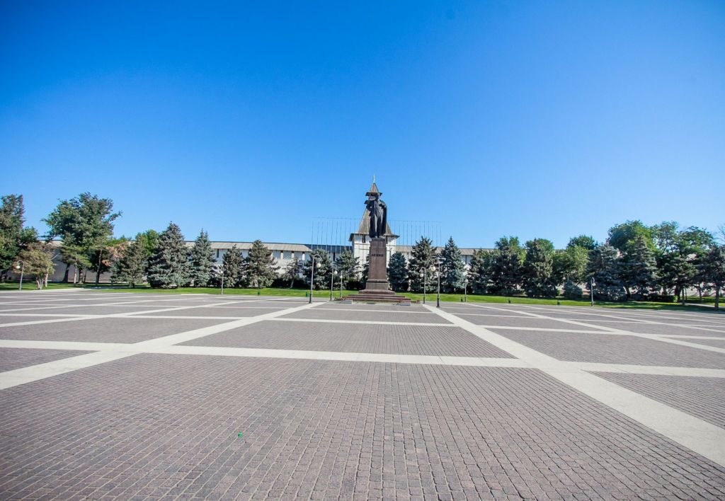 Площадь и памятник Ленину
