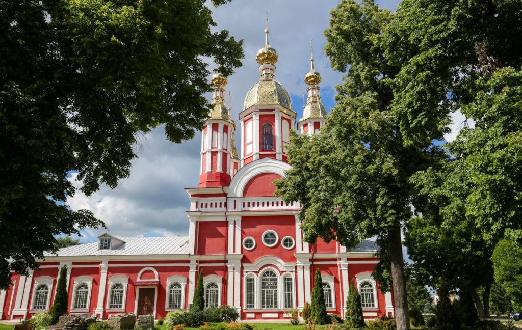 В зелени деревьев