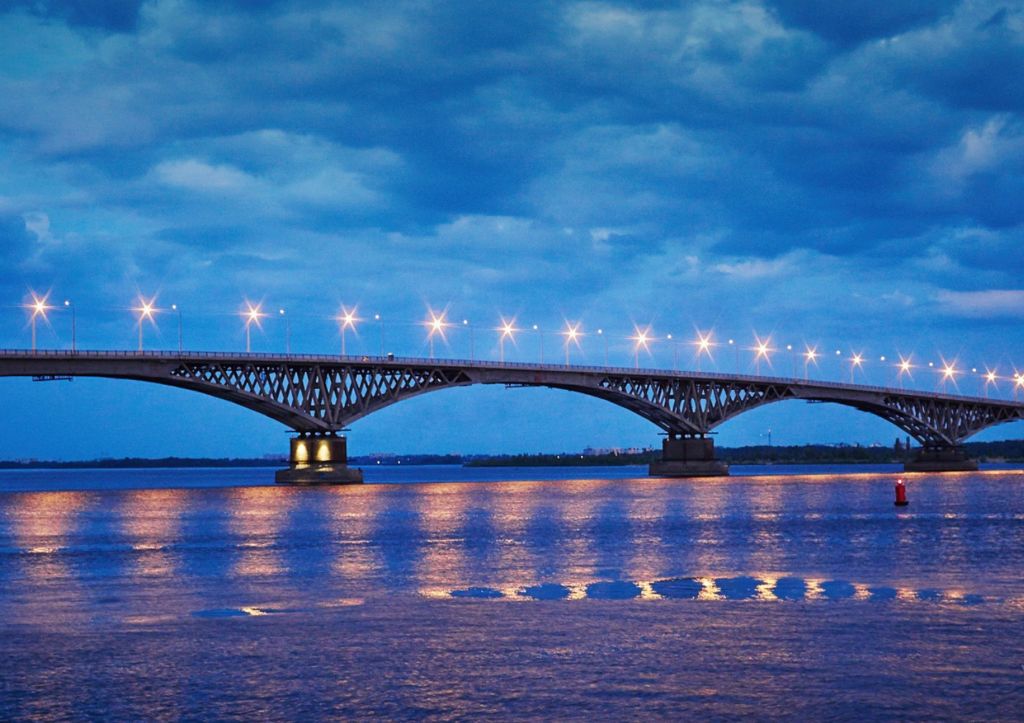Вечернее освещение моста