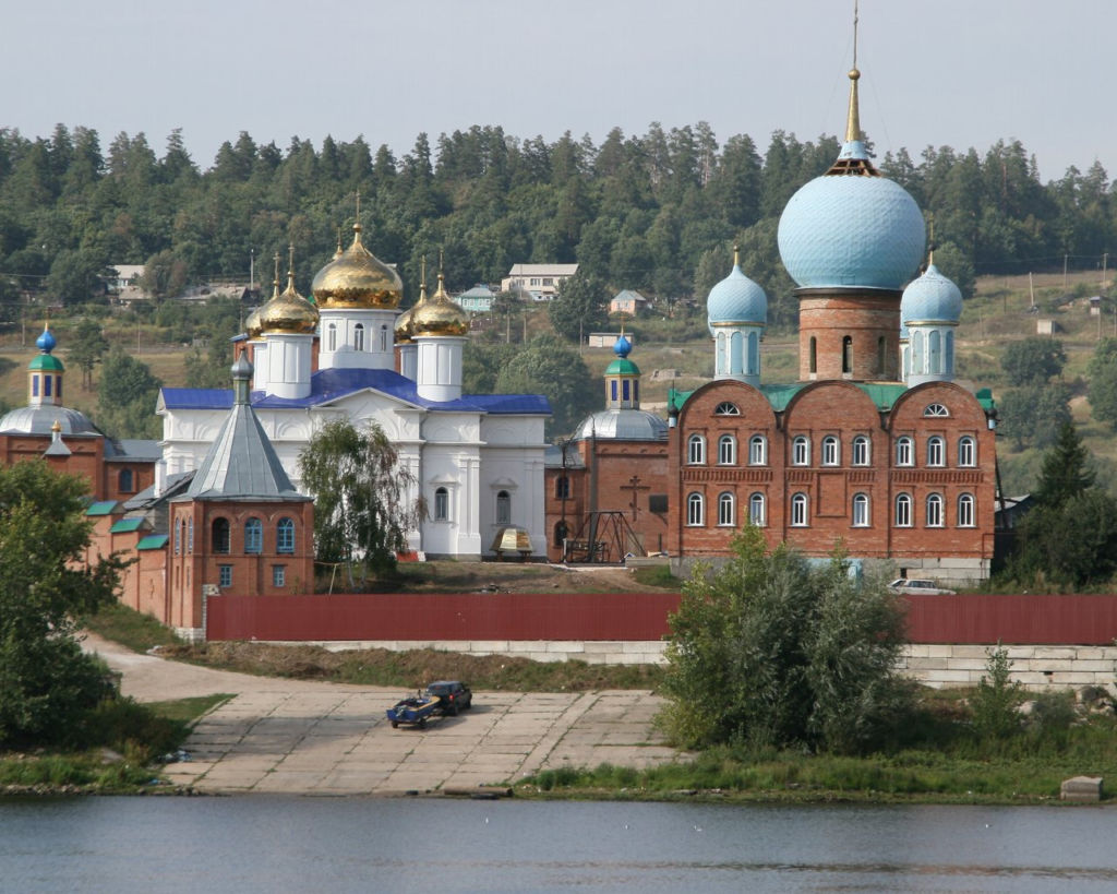 Вид с другого берега реки