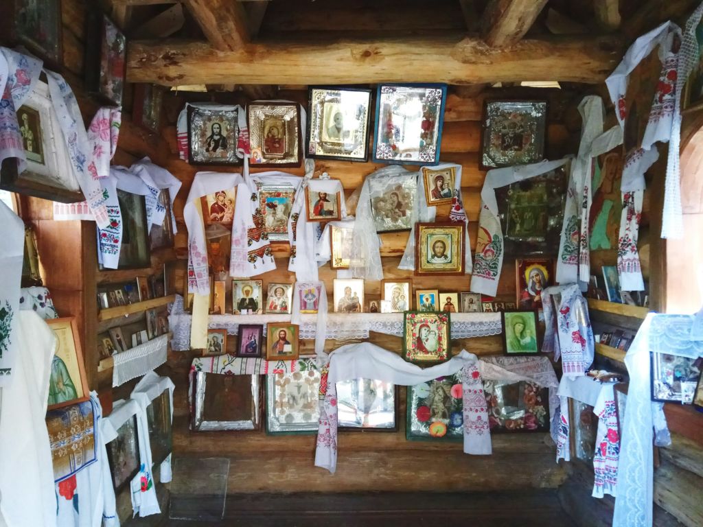 Внутри часовенки