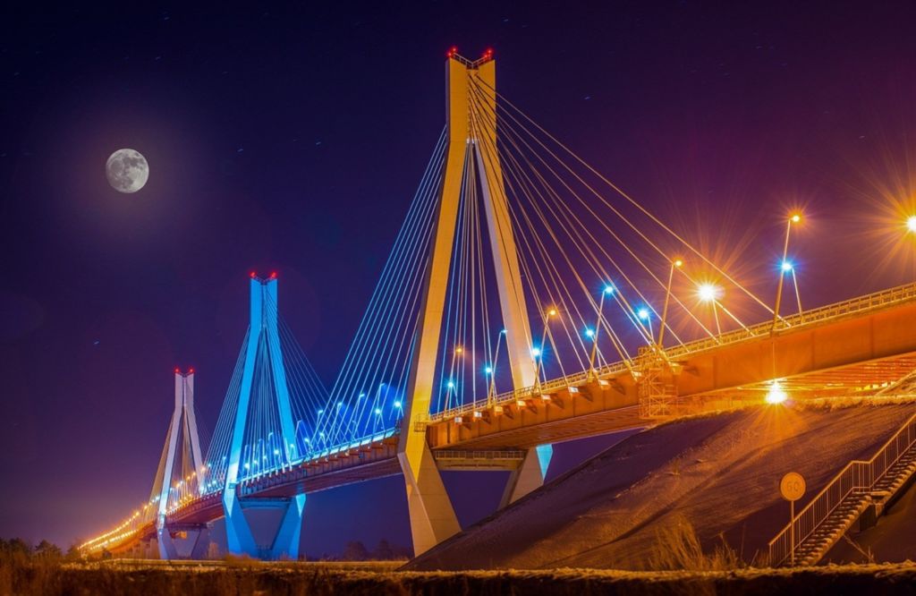 Мост и Луна