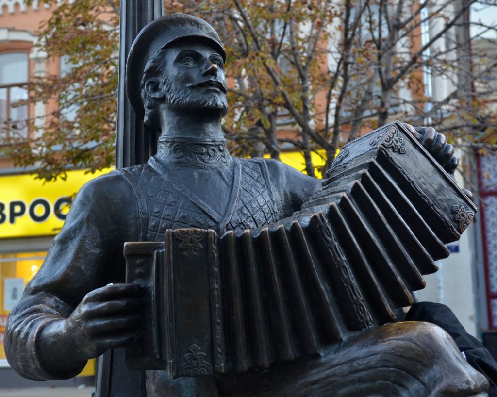 Памятник вблизи