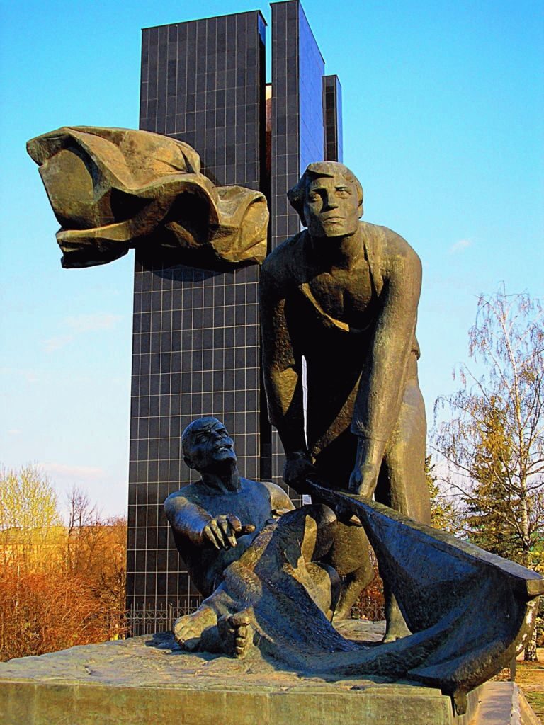 Памятник вблизи