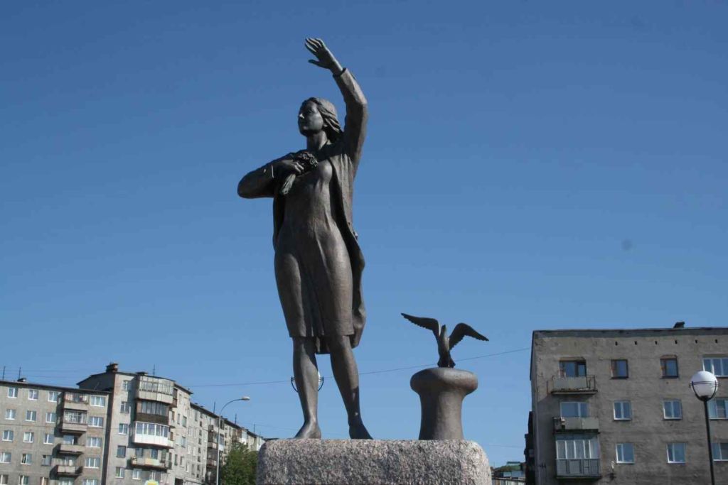 Памятник вблизи