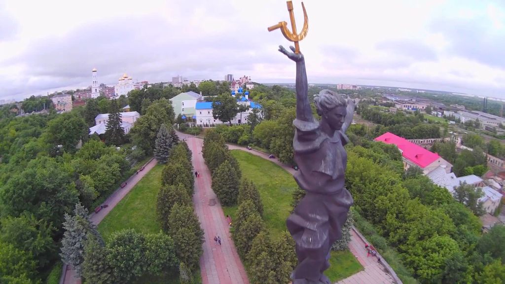 Памятник на обелиске вблизи