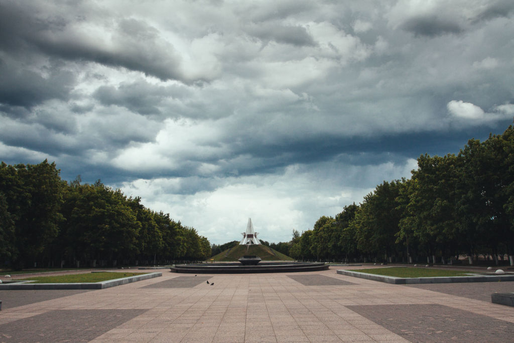 Площадь перед обелиском