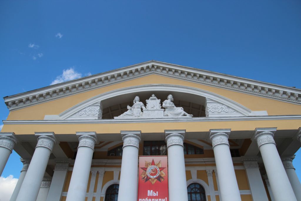 Скульптурная группа на фасаде театра