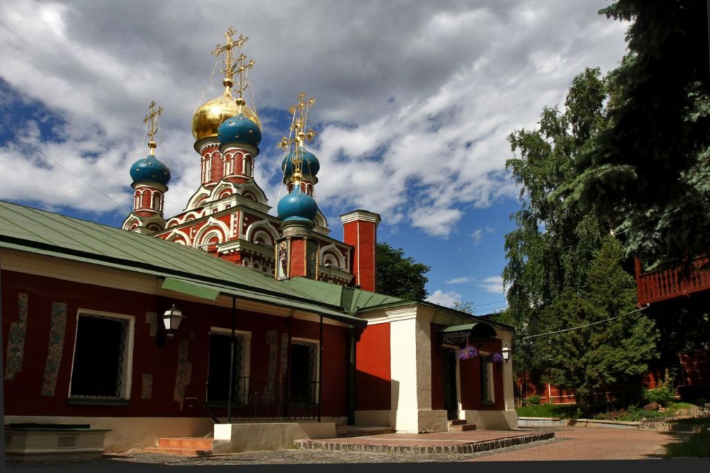 Главный престол освящён в честь праздника Успения Пресвятой Богородицы, придел в честь святителя Тихона, епископа Амафунтского