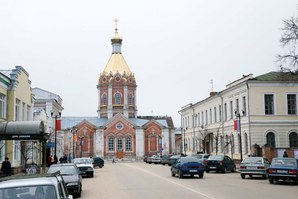 В городской застройке