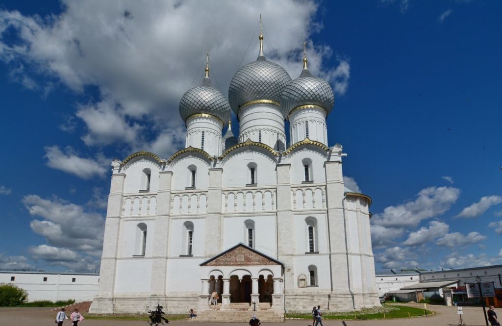 Вид с площади на собор