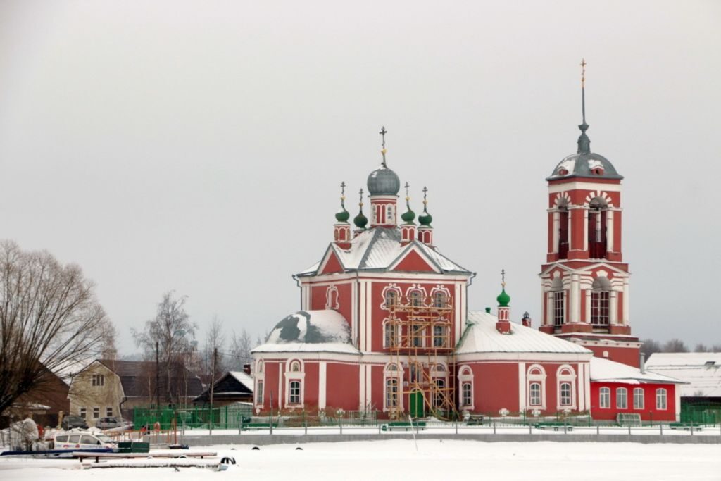 Вид церкви зимой