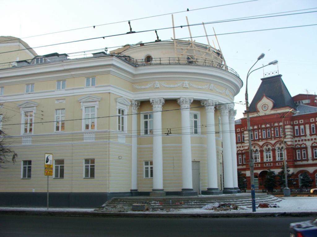 Здание театра со стороны