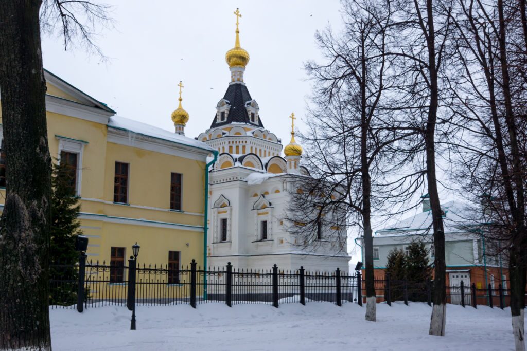 Золотые купола храма