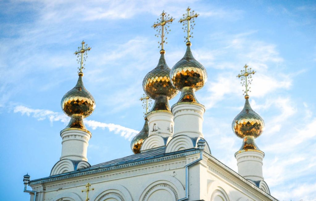 Золотые купола церкви