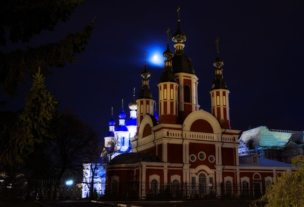 Луна над монастырем