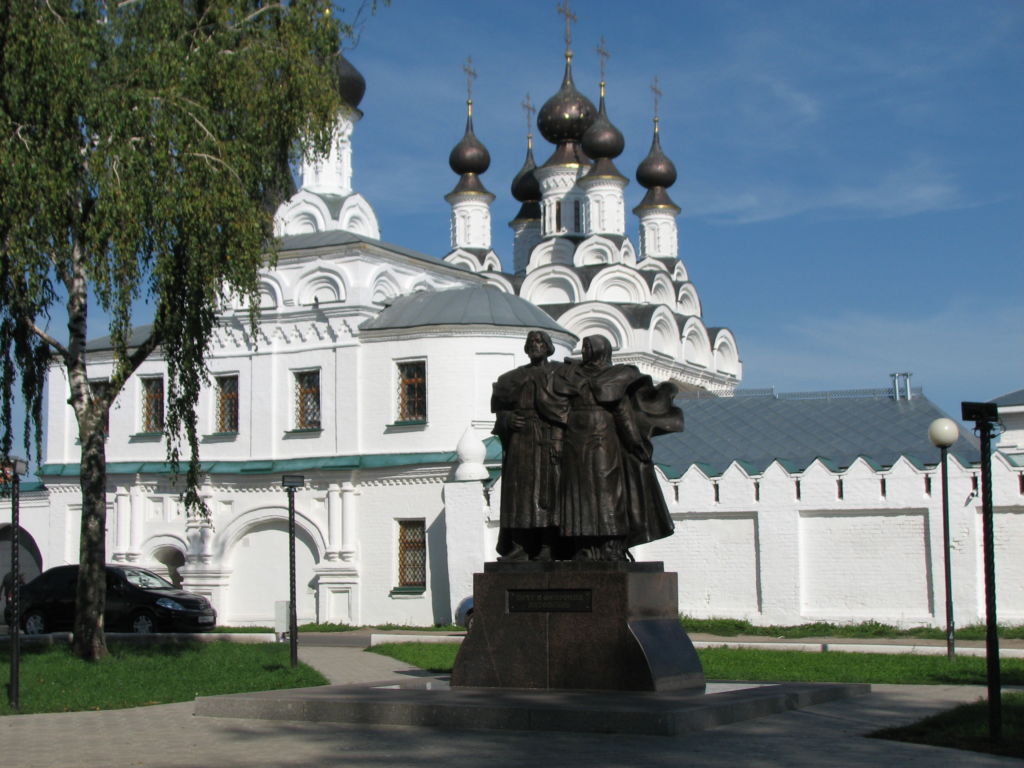 На фоне монастыря