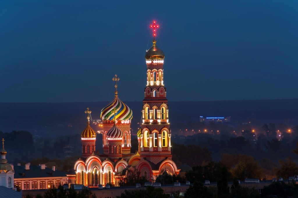 На фоне ночного города