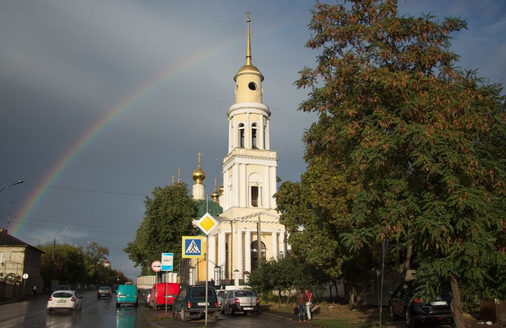 На фоне радуги