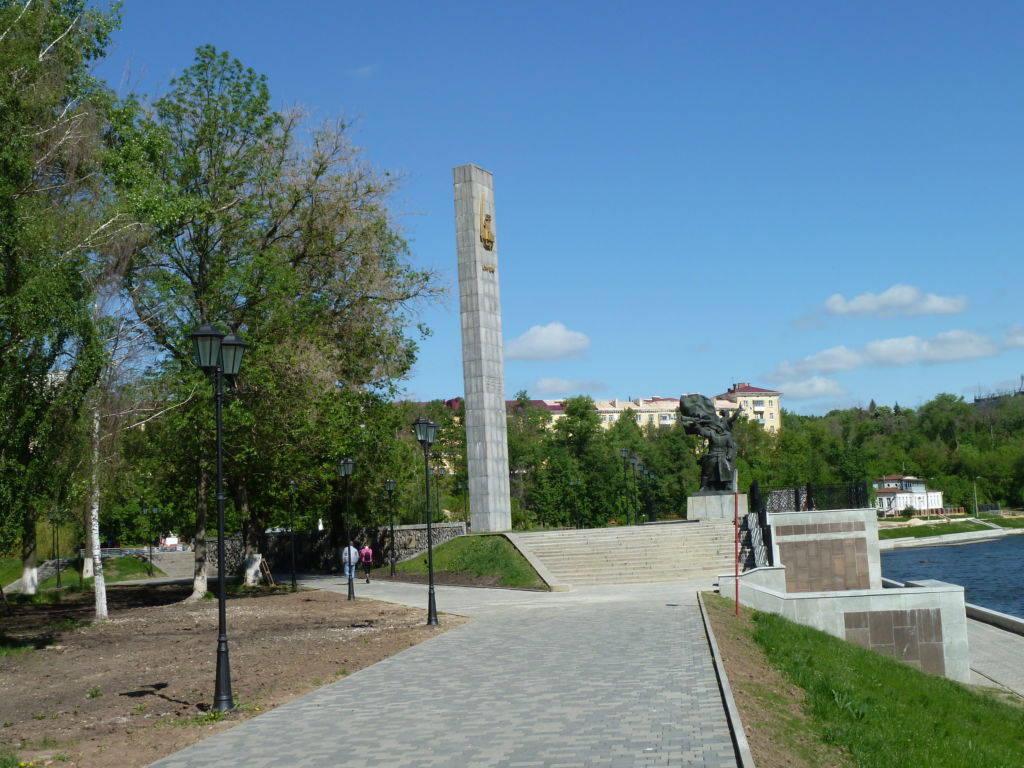 Памятник в парке