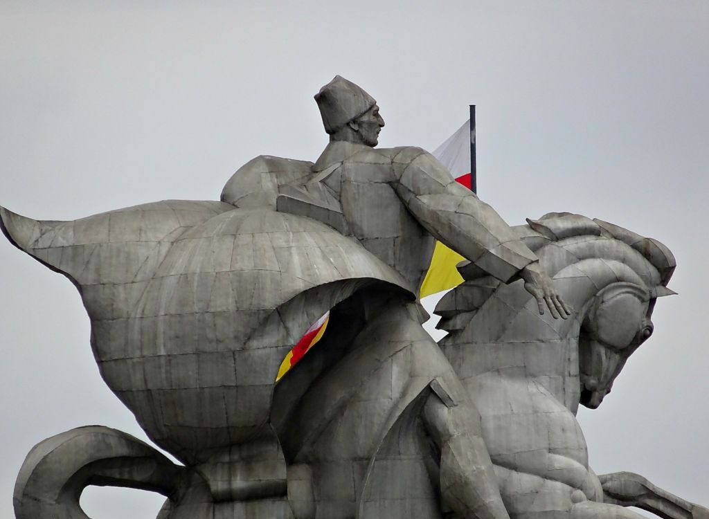 Памятник со спины