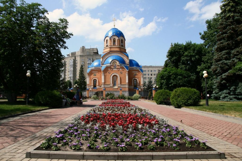 Перед храмом