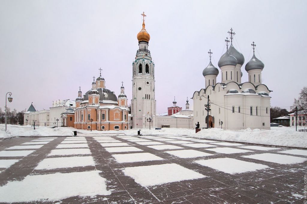 Площадь и Кремль в снегу