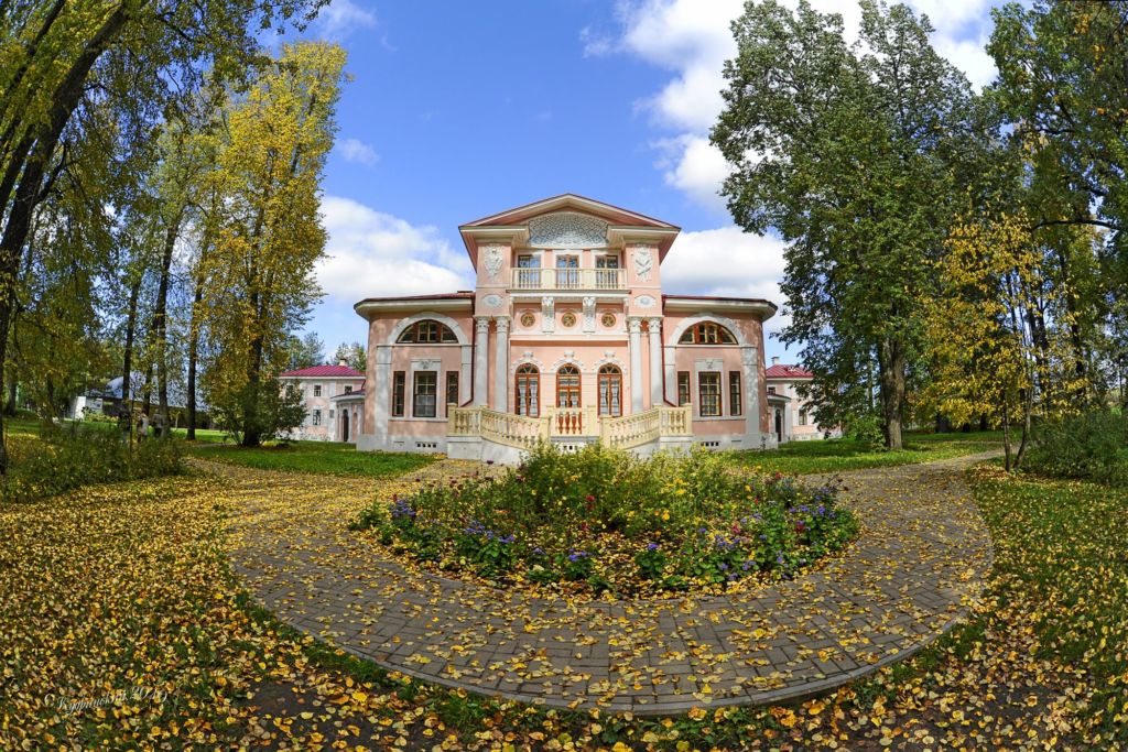 Среди осеннего парка