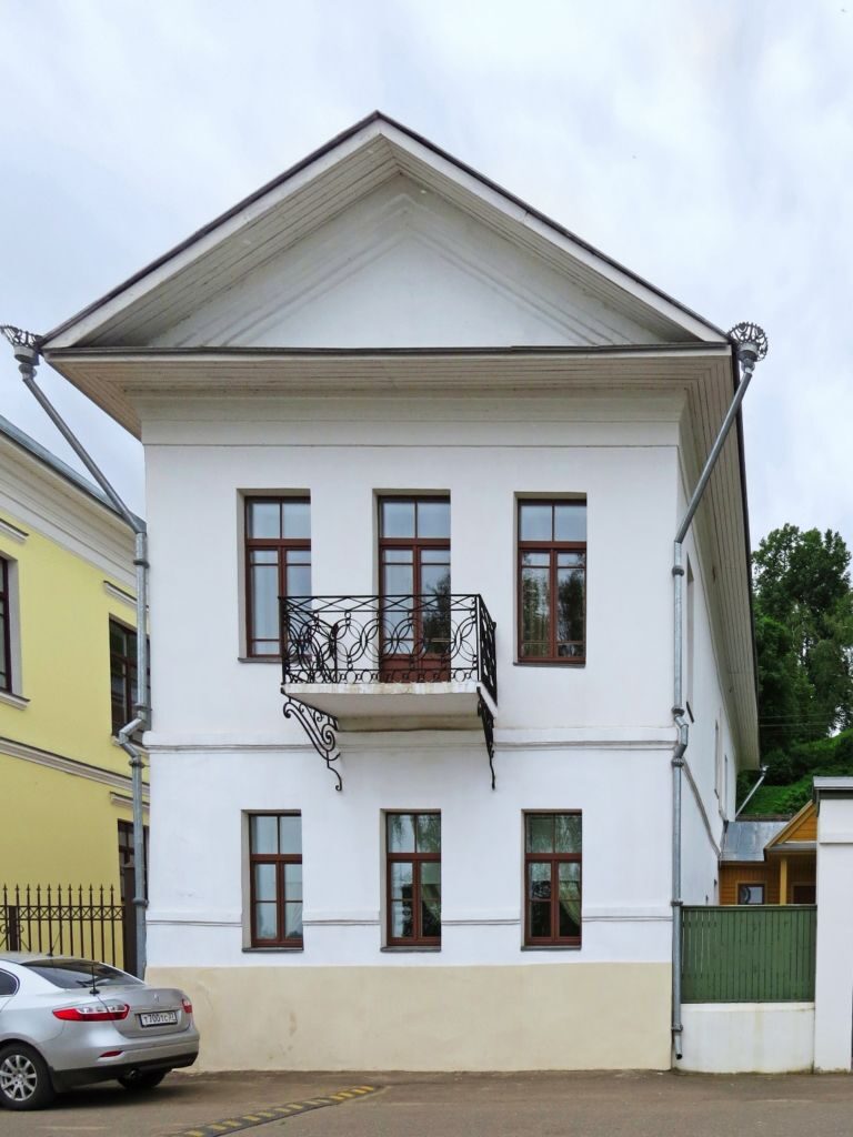 Флигель с кованным балконом