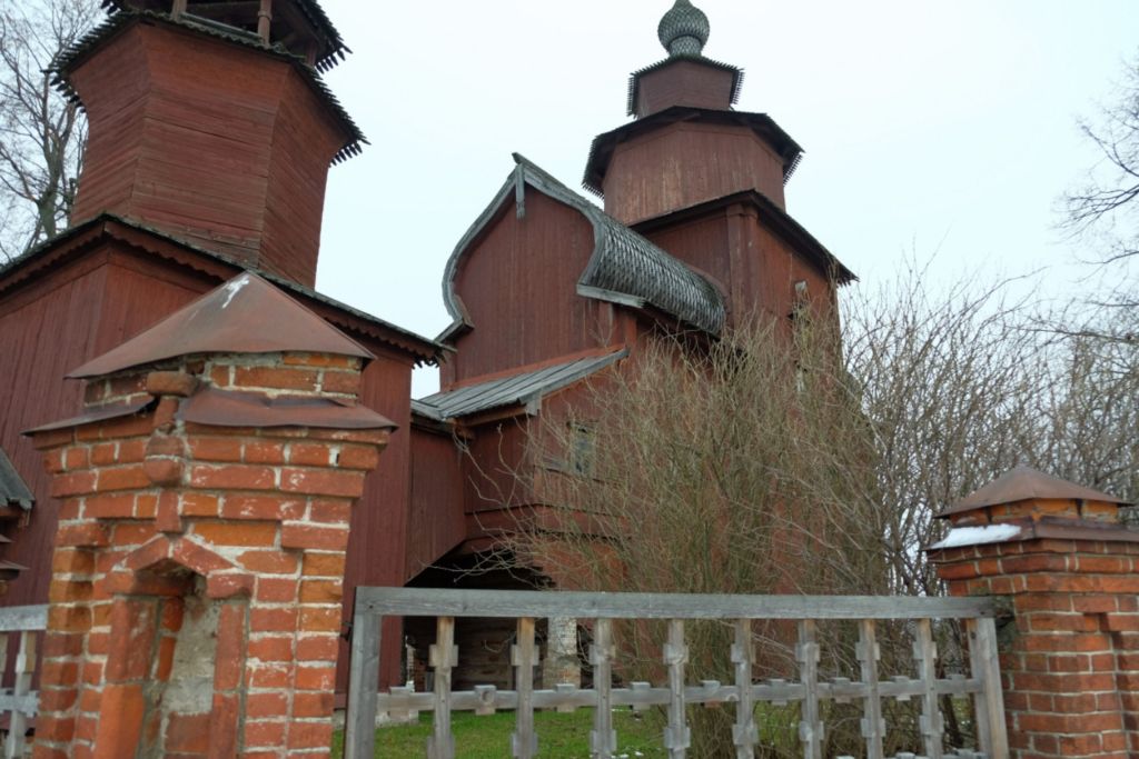Церковь вблизи