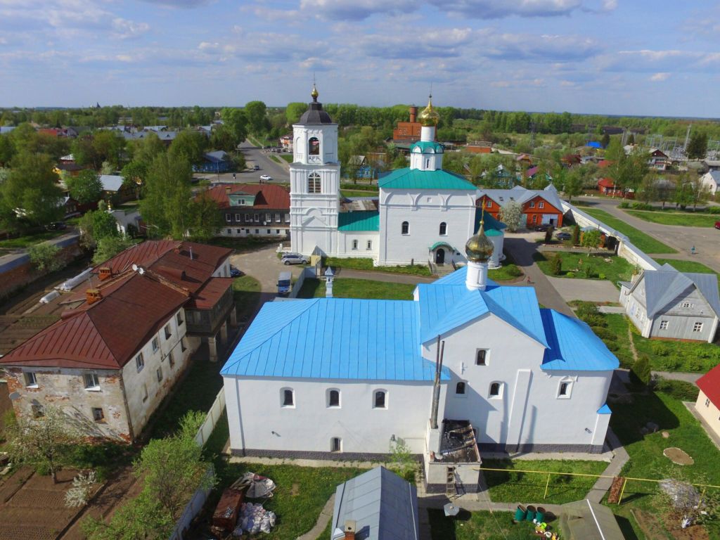 Его основные постройки - Васильевский собор, Сретенская трапезная церковь, ограда с невысокими Святыми воротами