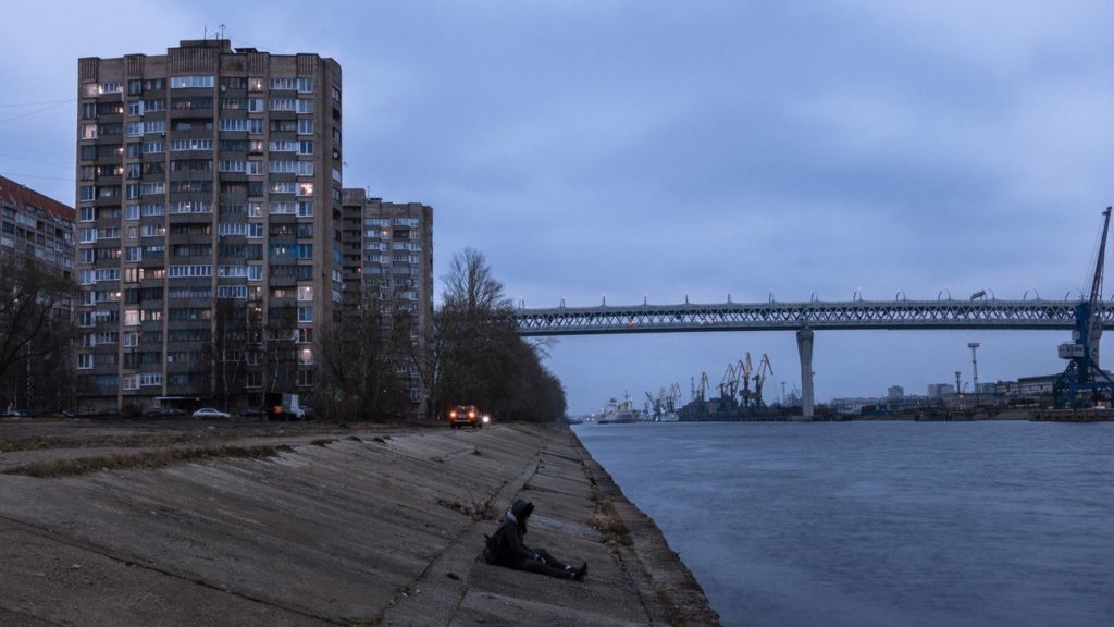 После основания города на Неве, в 18 веке тут находился пороховой склад, и остров стали называть Канонерским