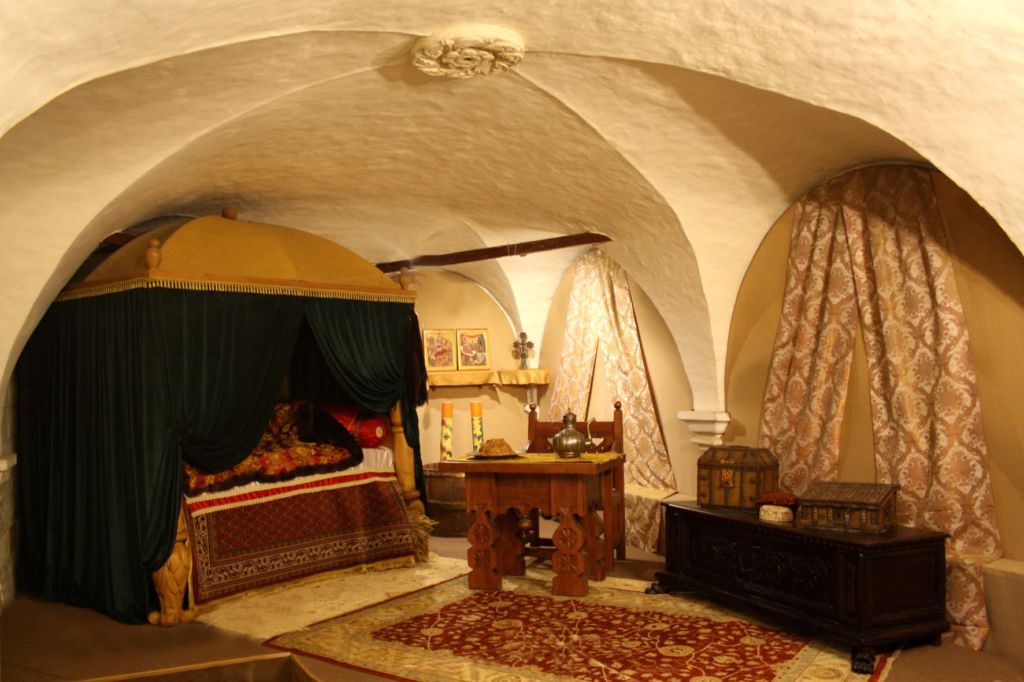 Экспозиция Сенник постельный комната