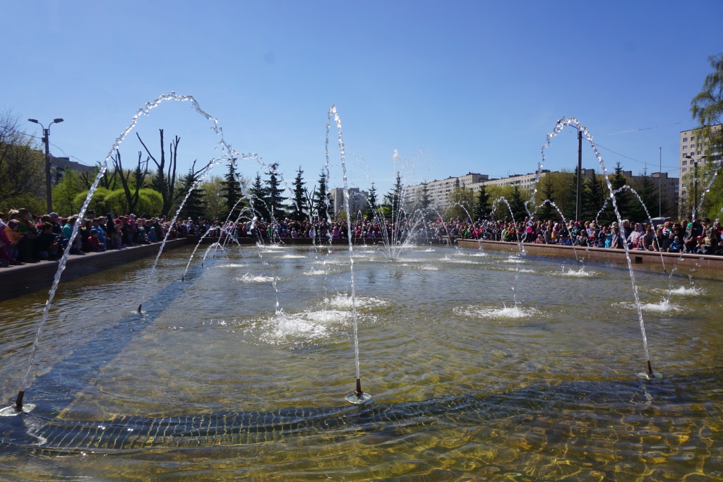 В сквере много пешеходных зон и скамеек, детская площадка, фонтан