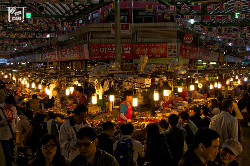 Вечером здесь можно поужинать и попробовать традиционные корейские напитки