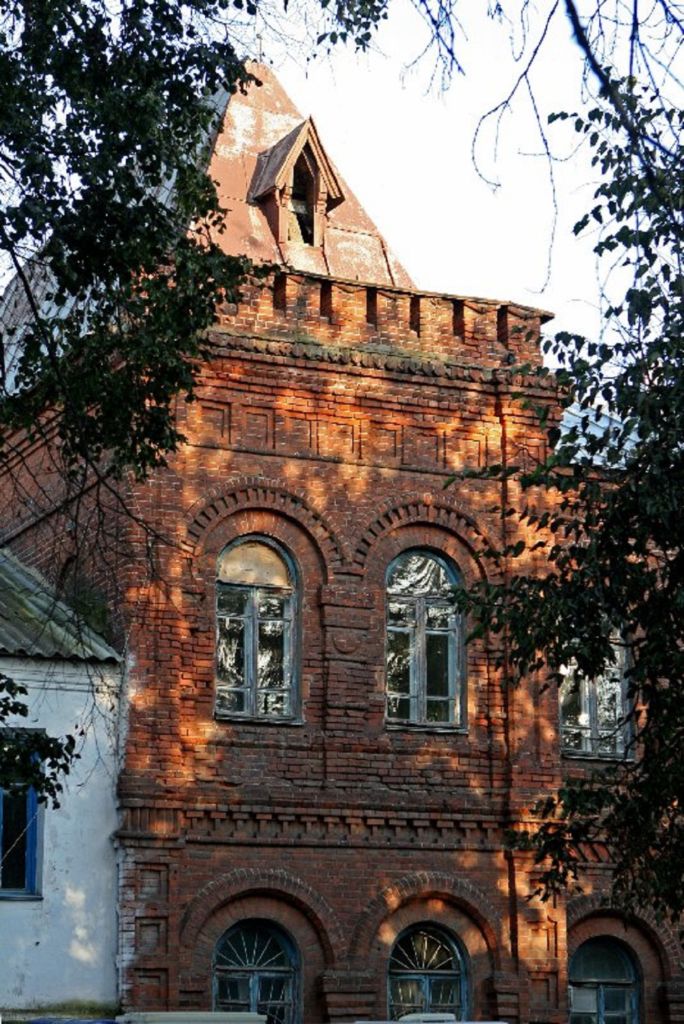 Левое крыло строения