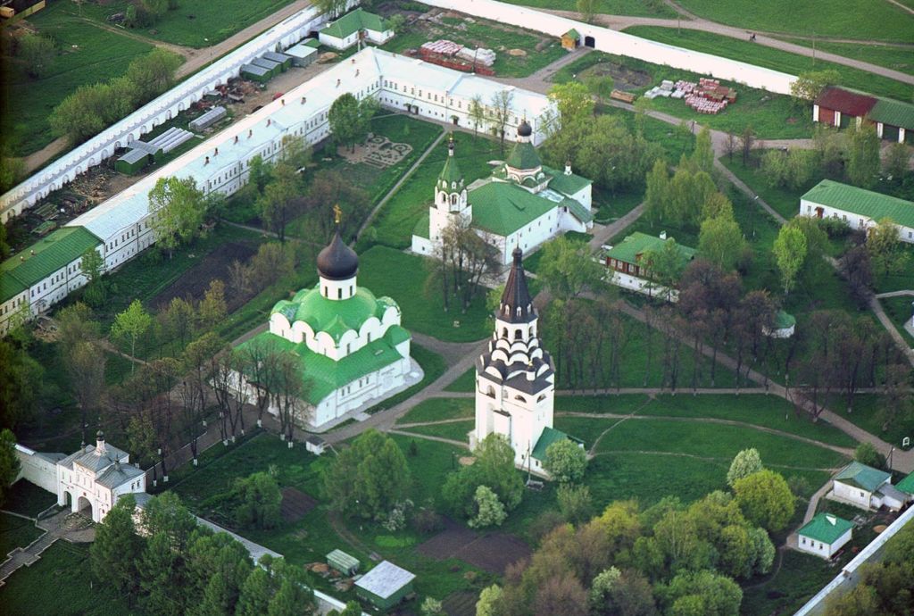 Дворцово-храмовый комплекс Александровского кремля вид сверху