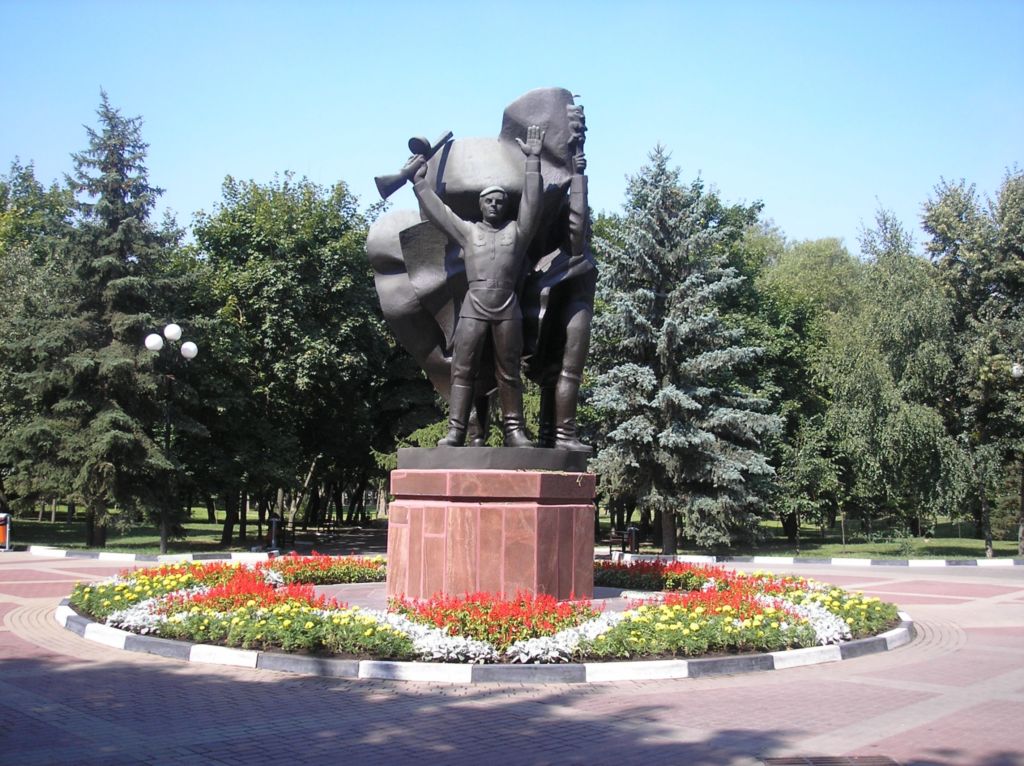 Памятник в парке