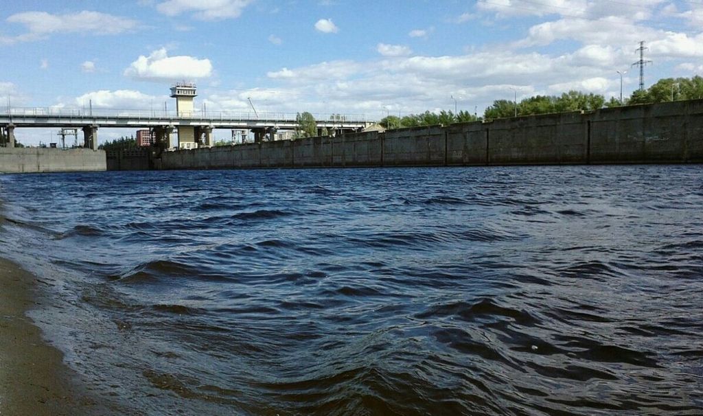 Здесь можно близко рассмотреть проходящие через шлюзы суда