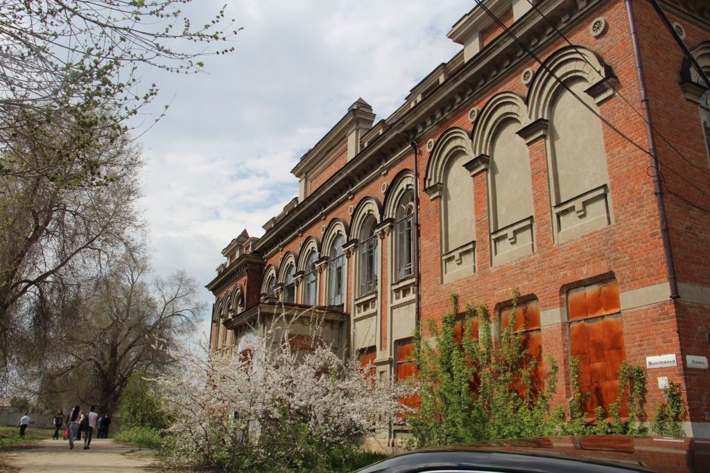 Зданию классической постройки уже более 100 лет