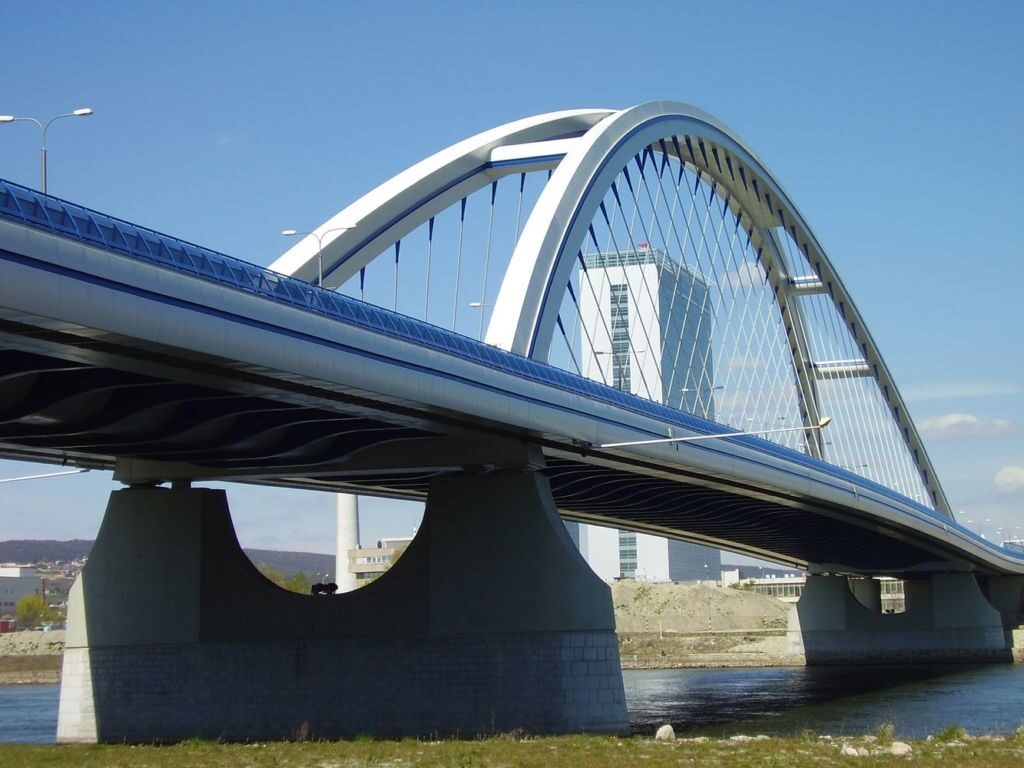 Длина его более 800 метров
