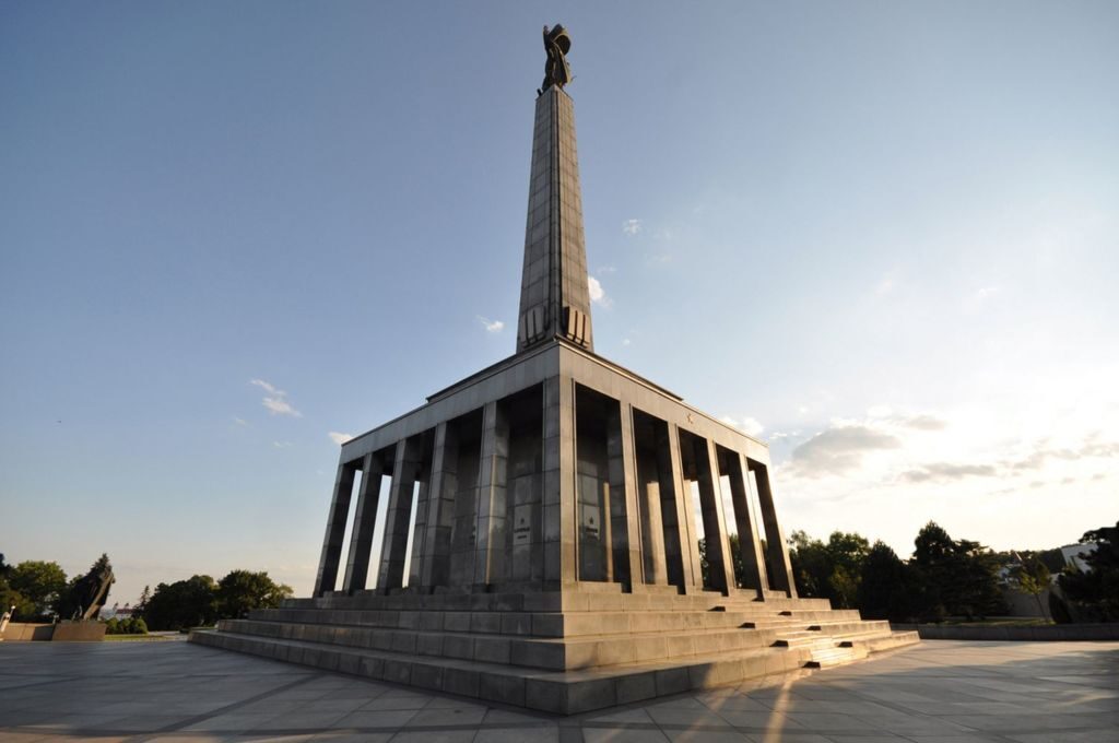 Мемориал находится на вершине холма Славин