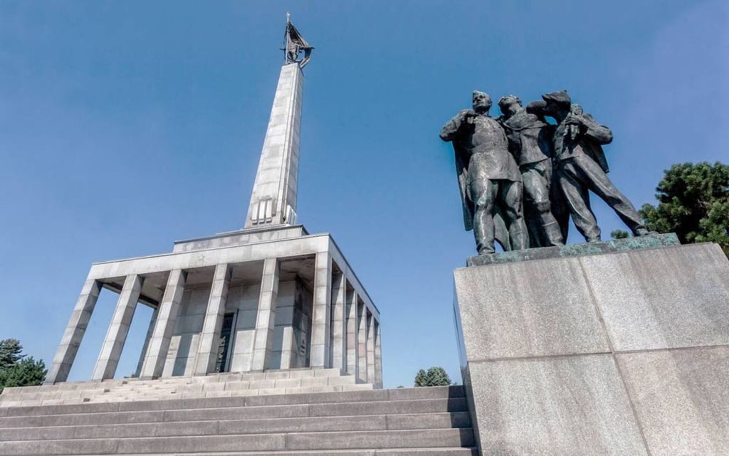 Посвящен советским воинам, освобождавшим Словакию в 1944-45 годах