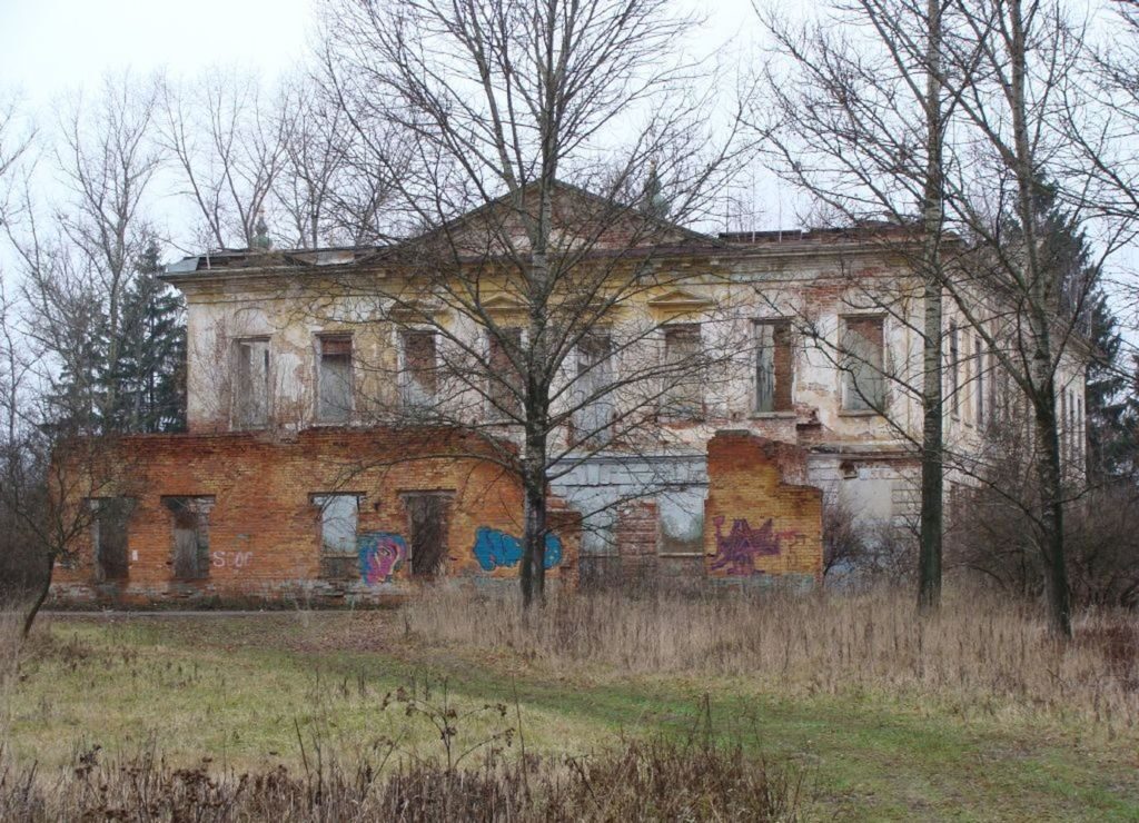 Сейчас сохранился лишь барский дом и парк