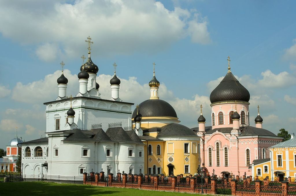 К Собору Вознесения с севера примыкает здание храма святителя Николая