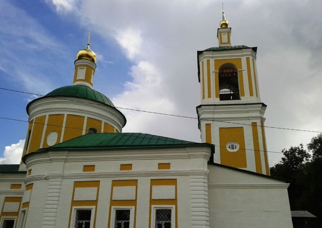 Это кирпичный однокупольный храм, выполненный в классическом стиле