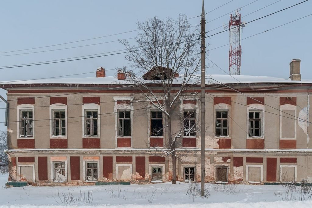 Находится в одноименном селе в нескольких километрах от Лопасни